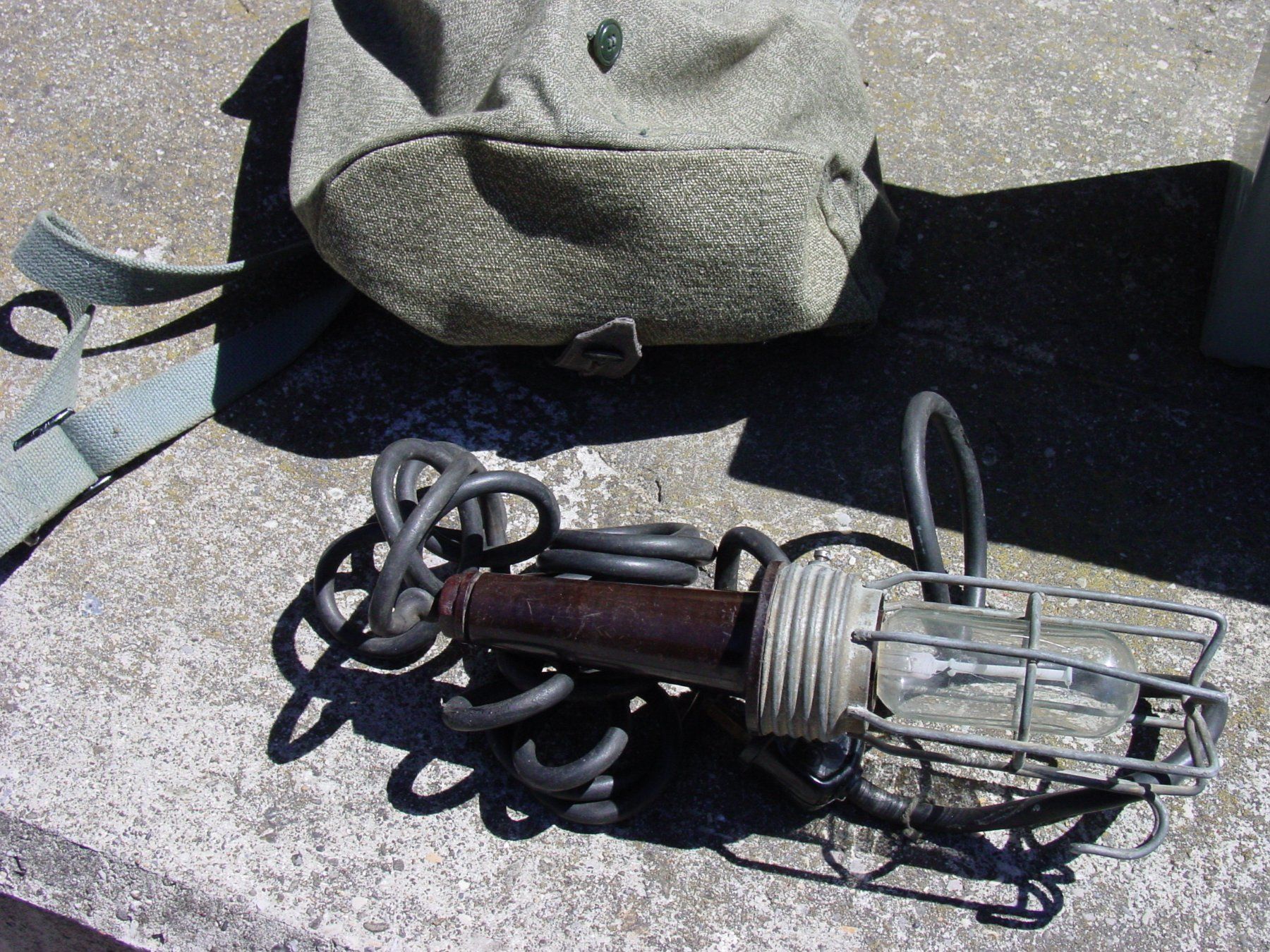 Schweizer Armee Lampade: Armee Travo mit Lampe. Bunker? – Usato da Ursenbach venduto da shopverte 4