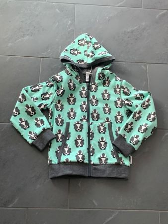 Maxomorra Kapuzenjacke Stinktier Gr. 122/128 NEU mit Etikett