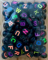 Bastelperlen Buchstaben schwarz / bunt 100 Stk.