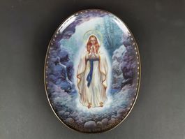 BRADEX Teller mit Die Madonna von Lourdes-Motiv