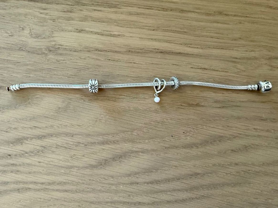 Pandora Bracelets: Pandora Armband mit Pandora Charms S925 wie neu!!! – Neuf (Voir description) à Kloten par Narenjina