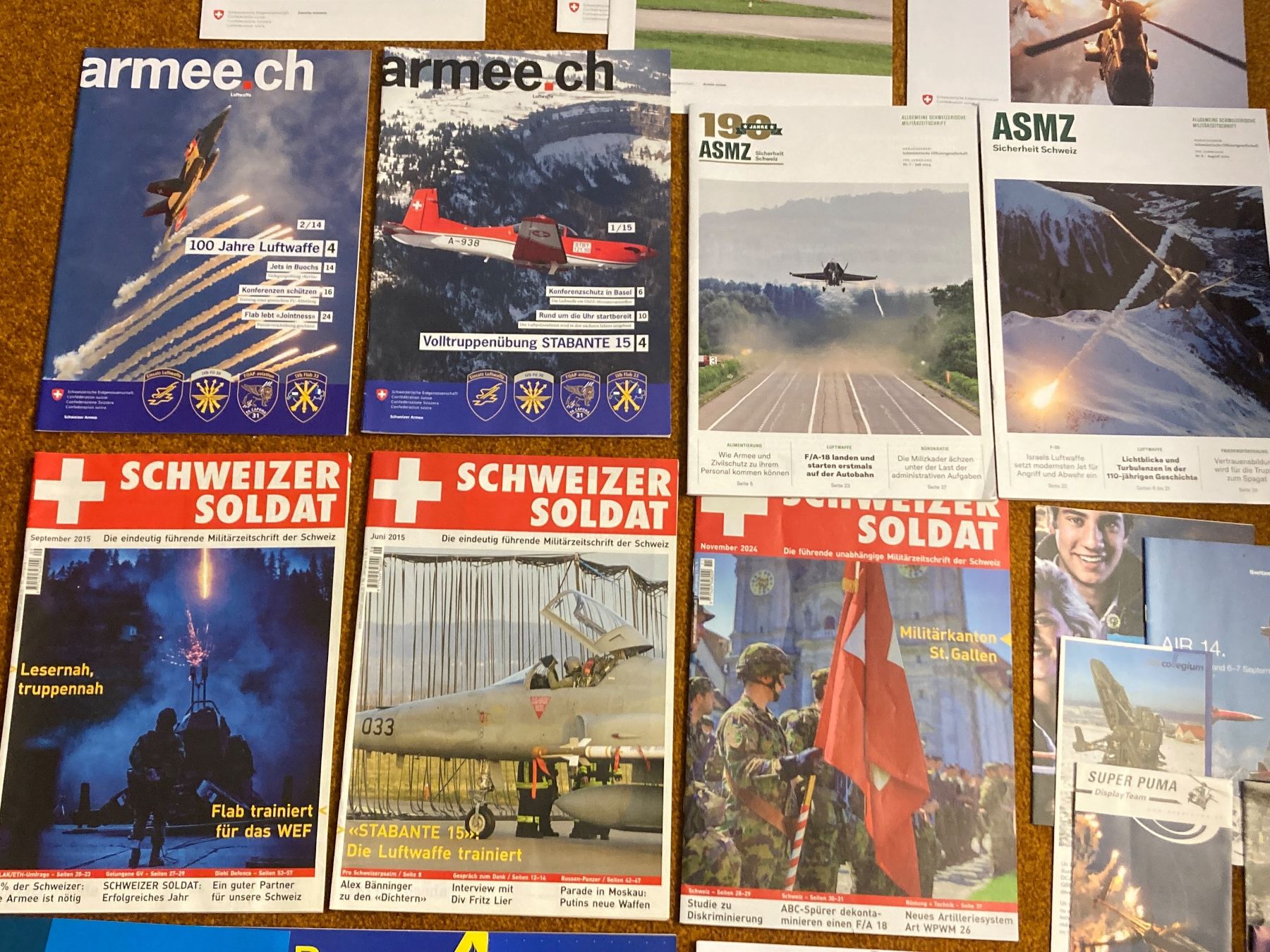 Schweizer Armee Documenti: Lot Prospekte, Cap und Trinkflasche - Schweizer Luftwaffe – Usato da Brütten venduto da Hst1 4