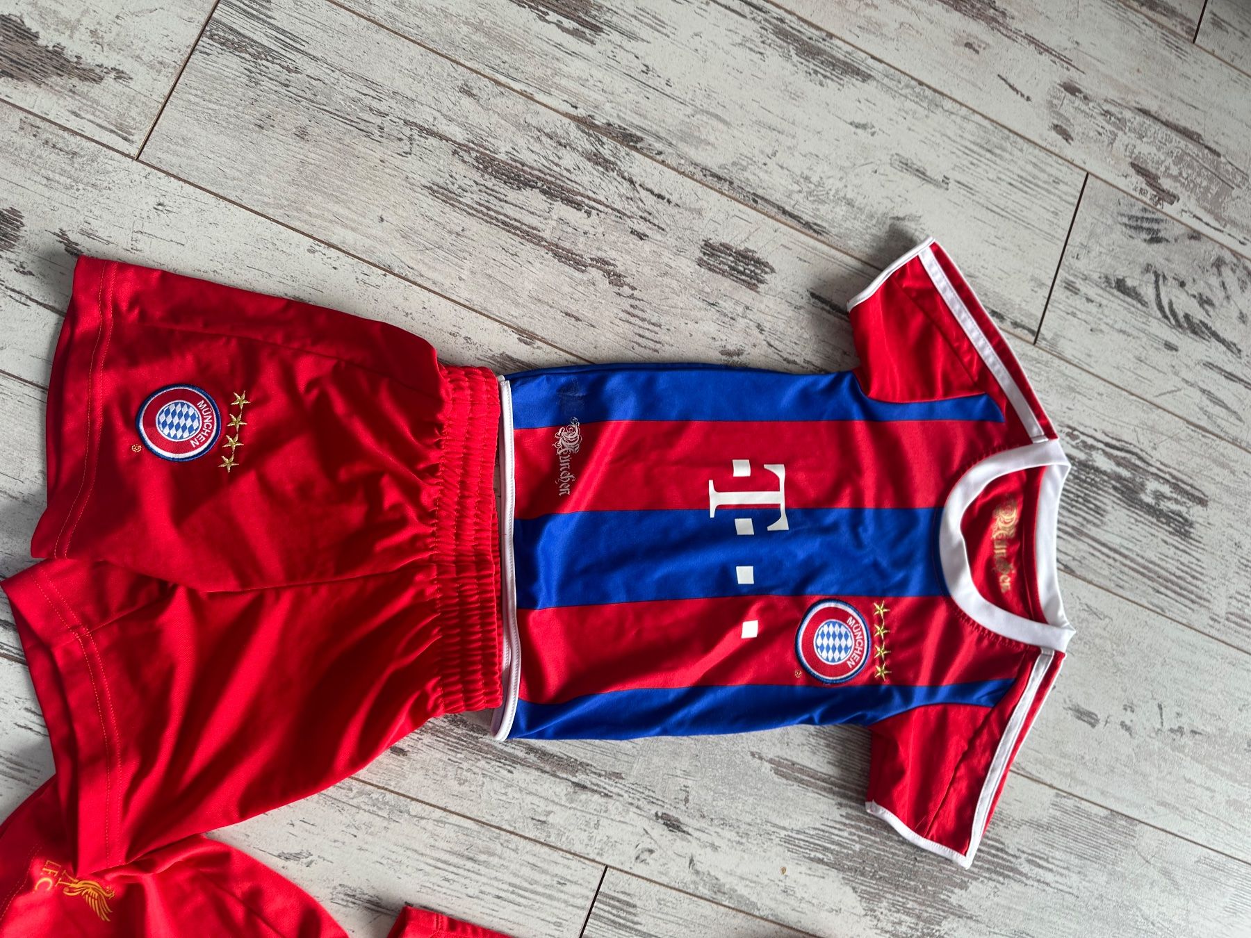 Scarpe, pantaloni & magliette da ginnastica: Kinder Trikot – Usato da Zeiningen venduto da GujerD 1