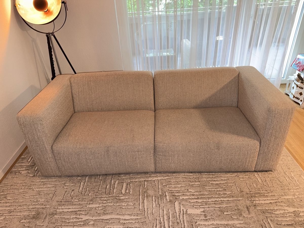 Livique Sofas: Gemütliches 2er Sofa, beige, neuwertig – Gebraucht aus Bern von Nairo