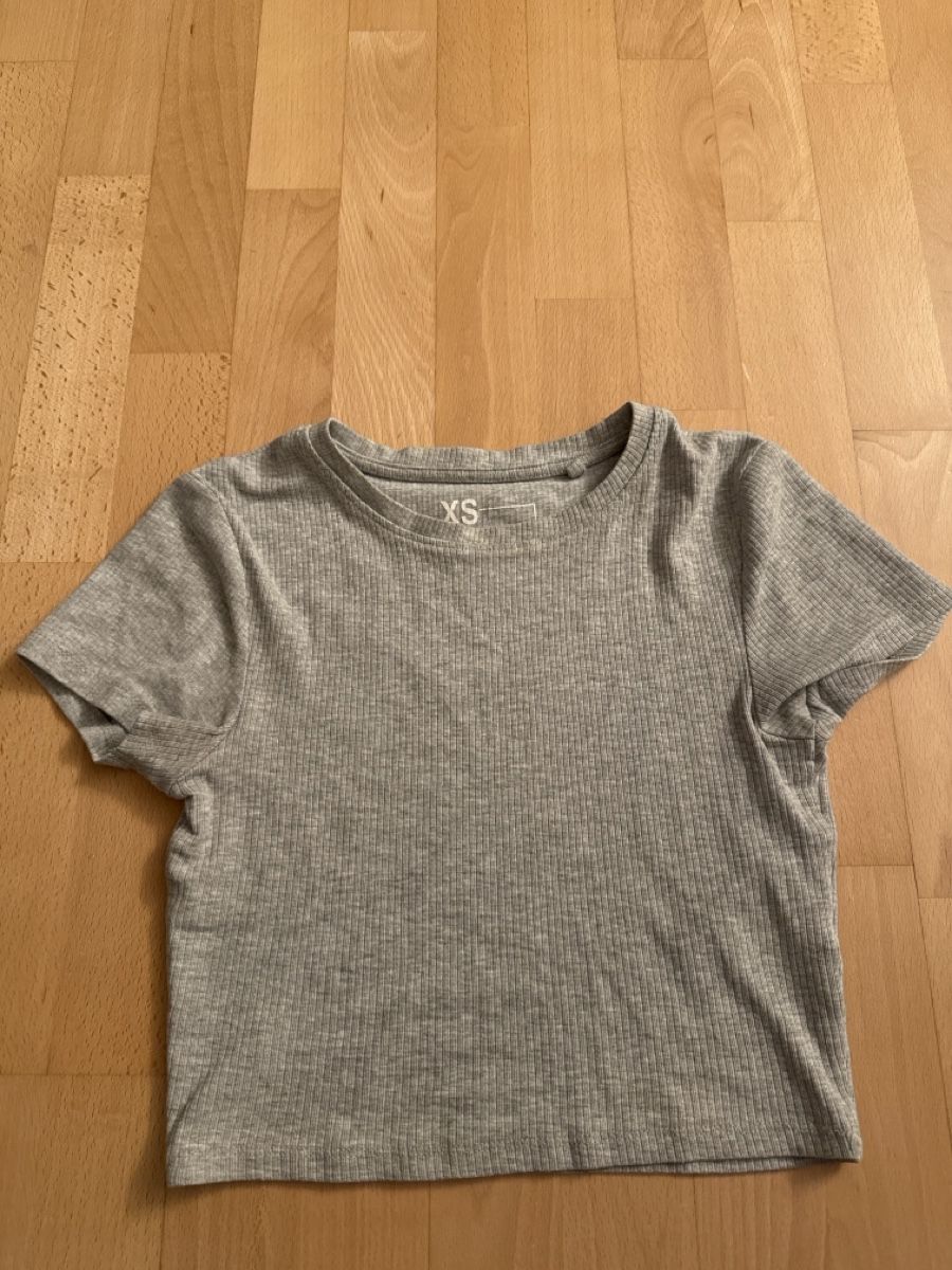 Blusen, T-Shirts & Tops: Tshirt – Neu (gemäss Beschreibung) aus Uzwil von ale_27xy