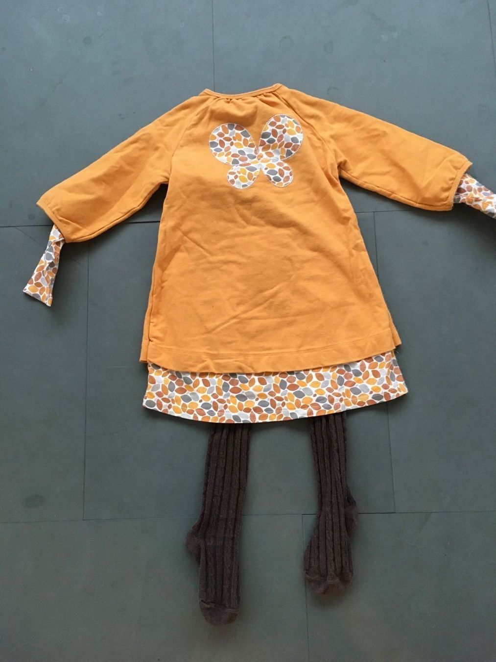 Vertbaudet Lotti & Set di vestiti: Sweatkleid,Gr.126 eher 122 + Stumpfhosen – Usato da Teufen AR venduto da Maleaa