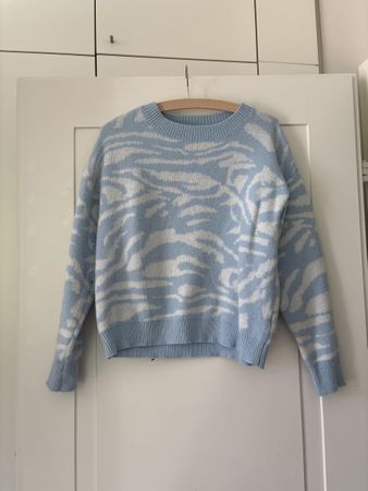 No name sweater