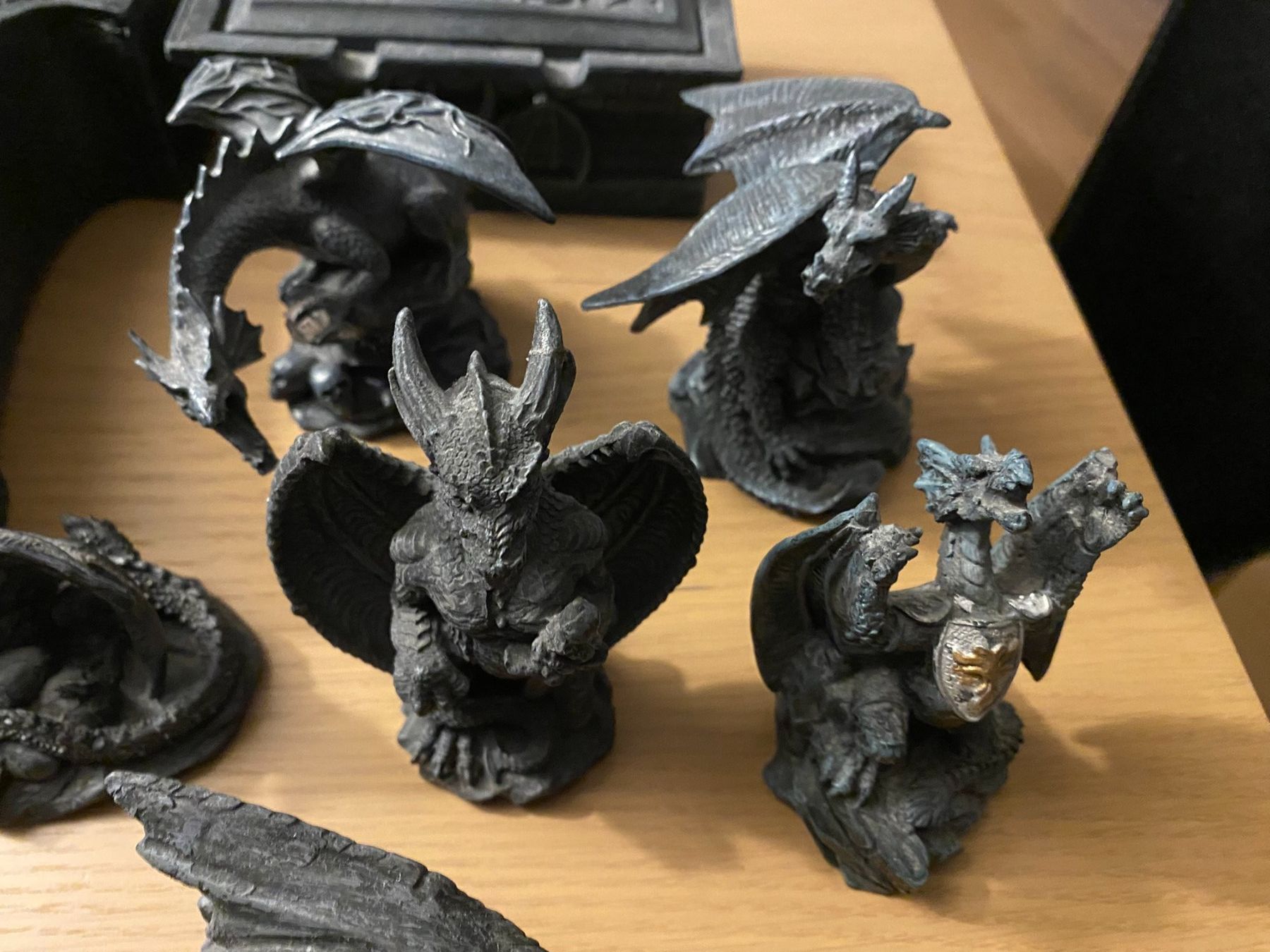 Statuette: Drachenfiguren, Grabstein und Truhe – Nuovo (secondo la descrizione) da Bern venduto da Maschgulain 5