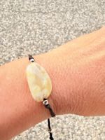 Handgemachtes Armband mit Bernstein und Knoten.