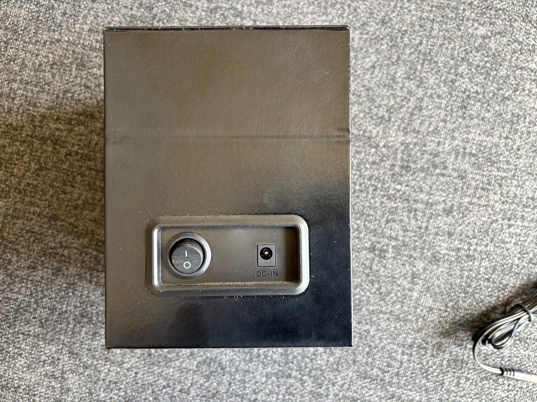 Cofanetto carica e porta orologi: Automatischer Uhrenbeweger Wechselstromadapter oder batterie – Usato da Basel venduto da h4w_h5bq 2