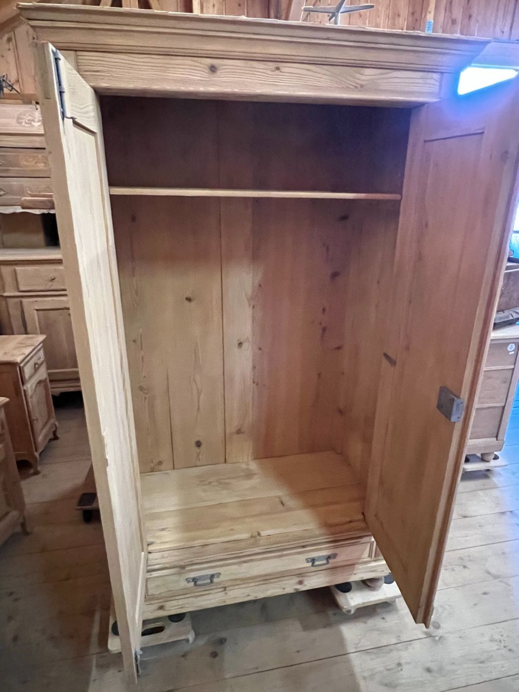 Armadi: ART 1042-H Armoire sapin sablé – Usato da Pont-La-Ville venduto da BCMGLEAL 2