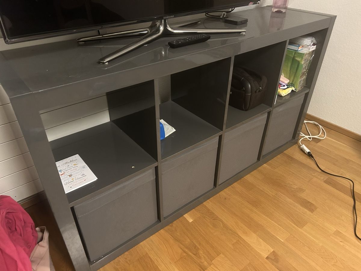 Scaffali: Graues Hochglanz Kallax Regal – Usato da Allschwil venduto da selake990673 1