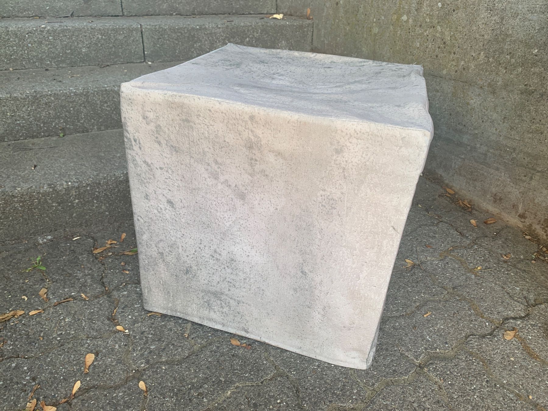 Sgabelli: Hocker aus Kunststoff in Betonoptik – Usato da Belp venduto da you-and-me