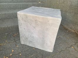 Hocker aus Kunststoff in Betonoptik