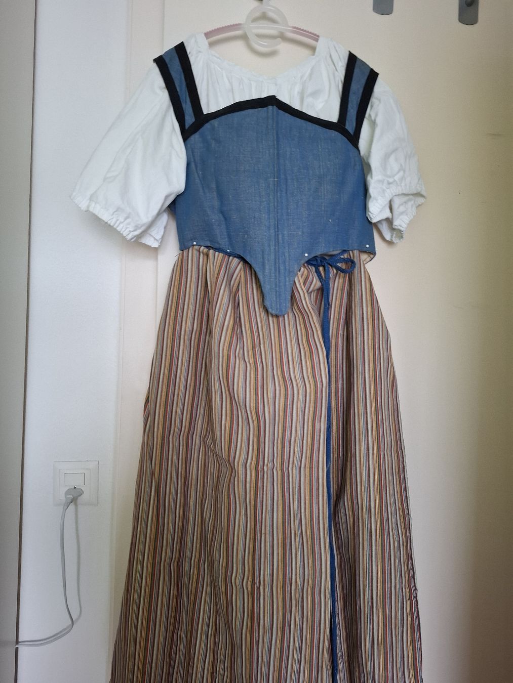 Costumi: Berner Werktagstracht – Usato da Thun venduto da kw50