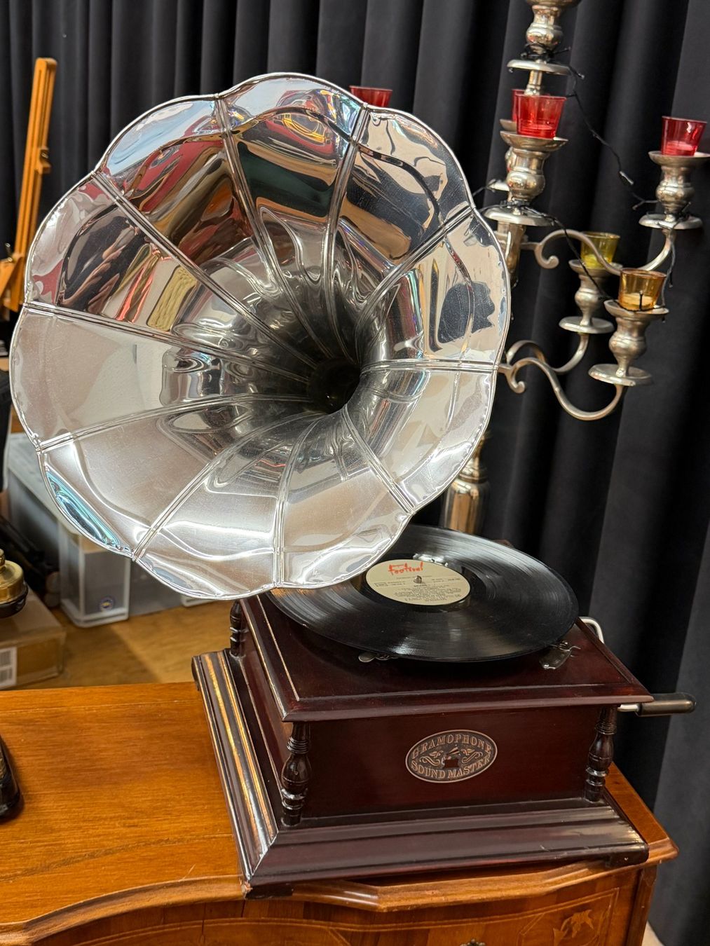 Plattenspieler: Gramophone Sound Master mit Metalltrichter & Handkurbel – Gebraucht aus Olten von antonio.troia