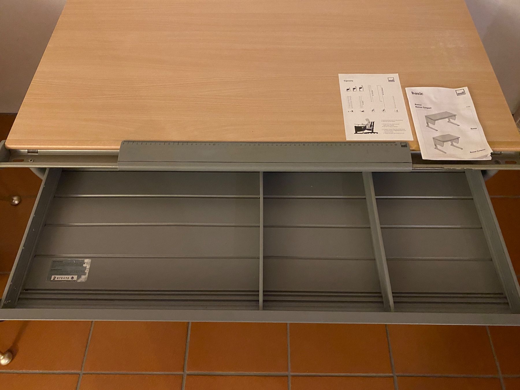 Moll Schreibtische: Moll Runner Kinderpult höhenverstellbar – Gebraucht aus Uster von  2