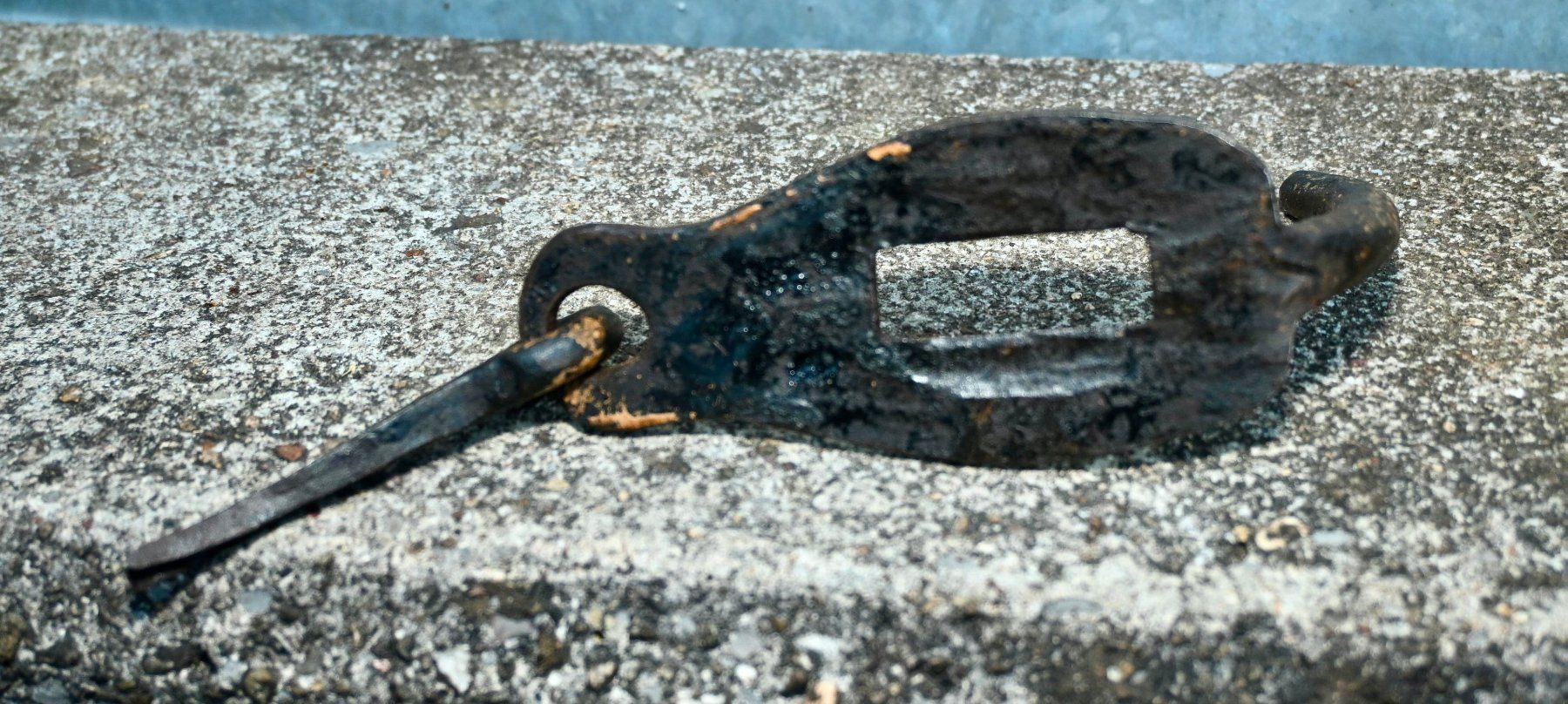 Ferramenta: antiker, handgeschmiedeter Tür- oder Torriegel / Türhaspen – Usato da Pfaffhausen venduto da mono_rec 7