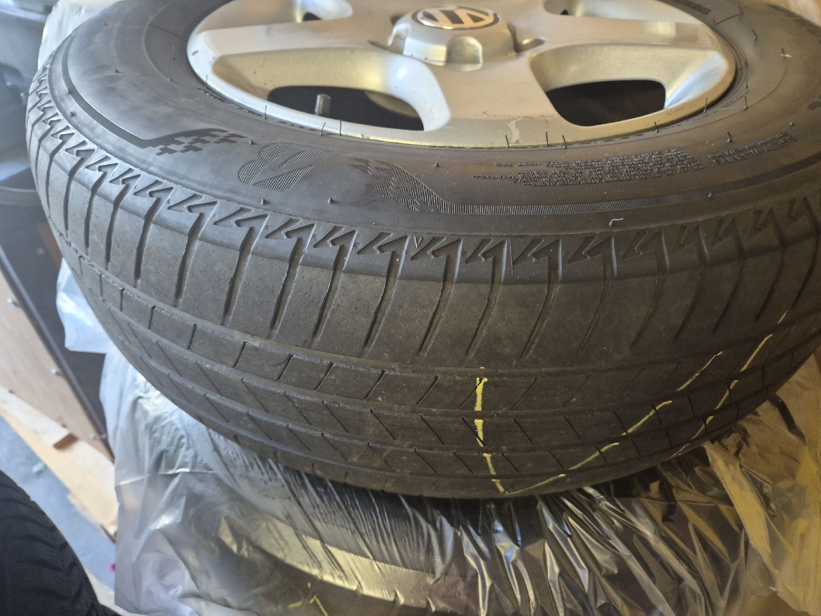 Volkswagen Pneumatici & Ruote complete: VW Tuareg original Räder – Usato da Niederdorf venduto da tatikin 4
