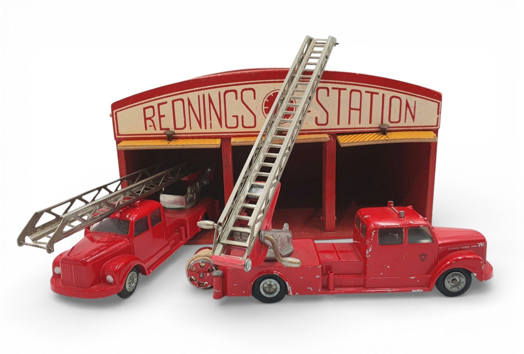 Tekno Modellautos: Feuerwache mit 2 Tekno Feuerwehren – Gebraucht aus Rickenbach b. Wil von klassikmarkt.ch