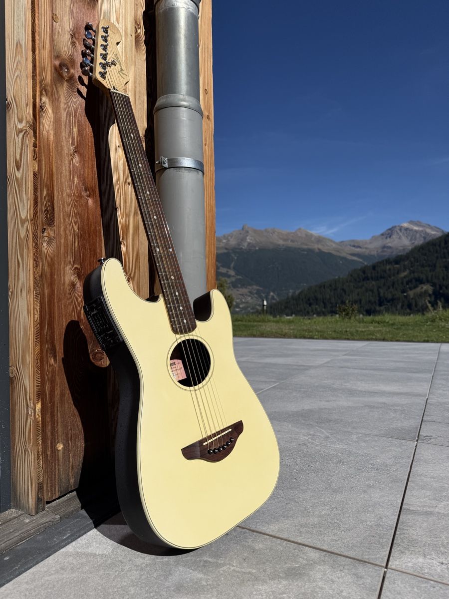 Fender Strumenti musicali: Fender Stratacoustic comme neuve avec housse – Usato da Hérémence venduto da Xylosophie 1