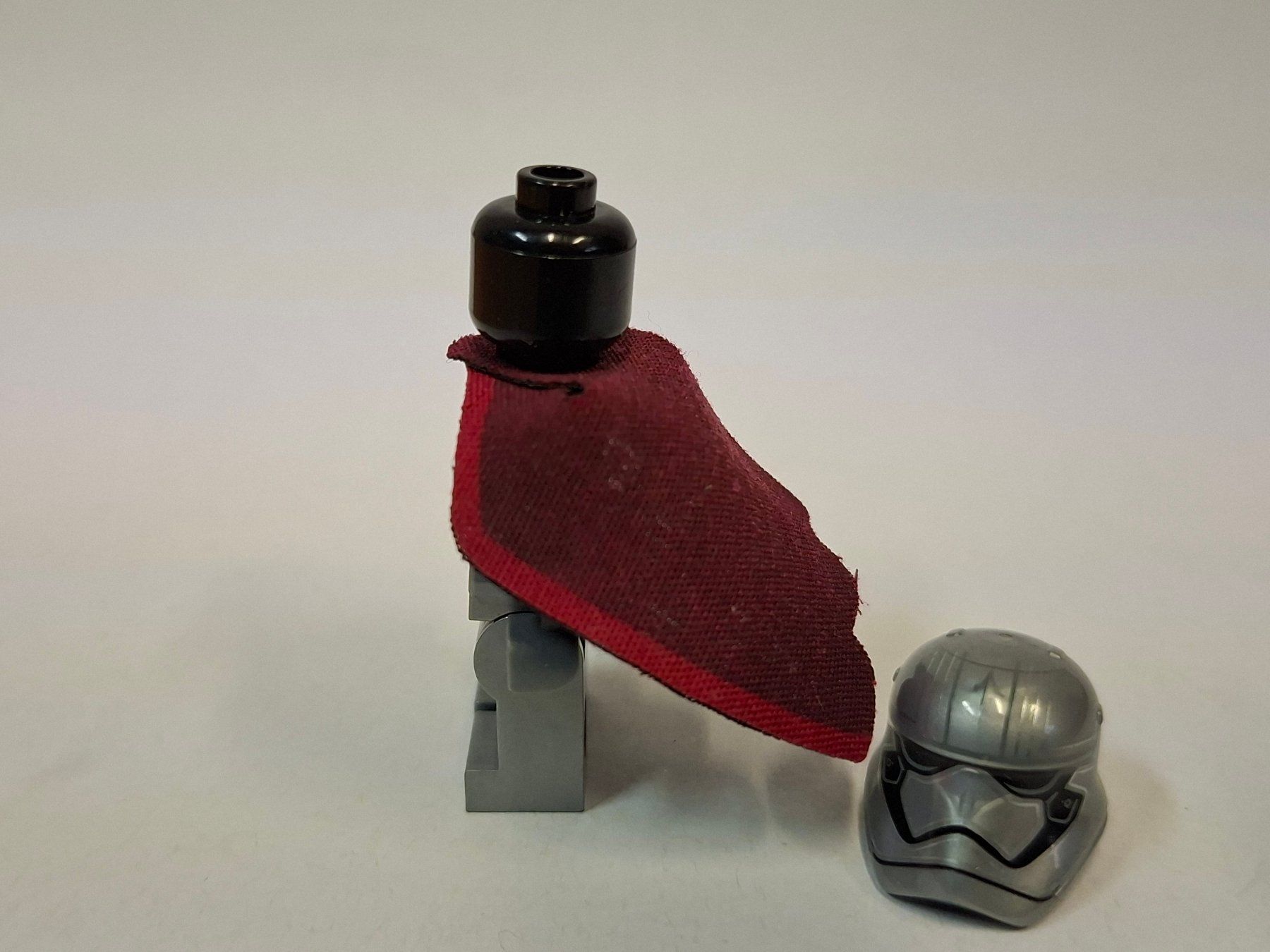 Lego Spielzeuge: Captain Phasma (Pointed Mouth Pattern) sw0904 – Gebraucht aus Sils im Domleschg von AMAG_AUDI_ZH 1