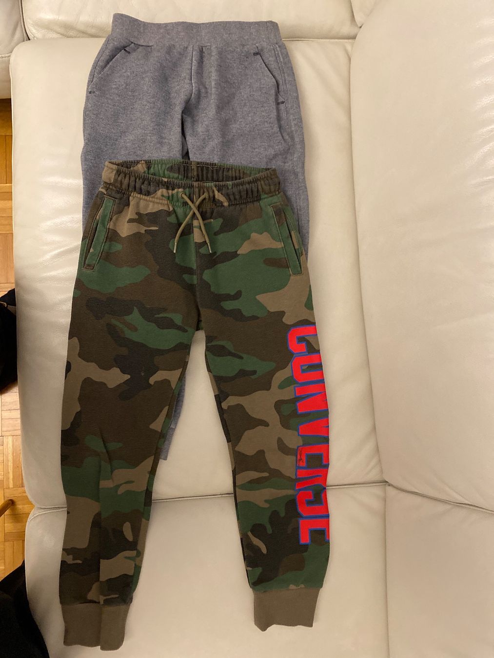 Pantaloni: 2 Pantalons jogging CMP et CONVERSE t. 128 – Usato da Genève venduto da Fencer3_914
