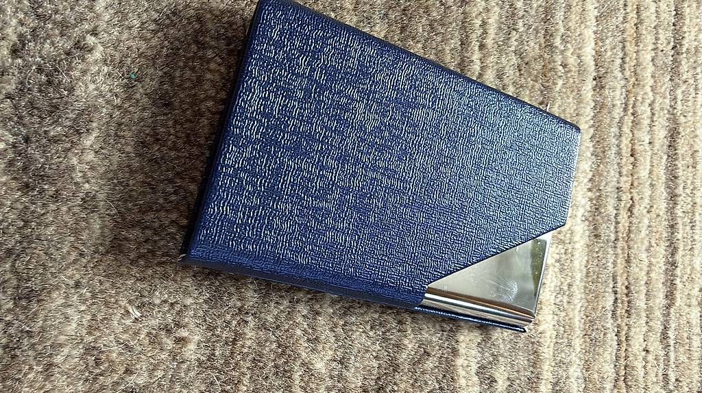 Brieftaschen: Kartenhalter mit Magnetverschluss – Neu und originalverpackt aus Arlesheim von Aurelius.i