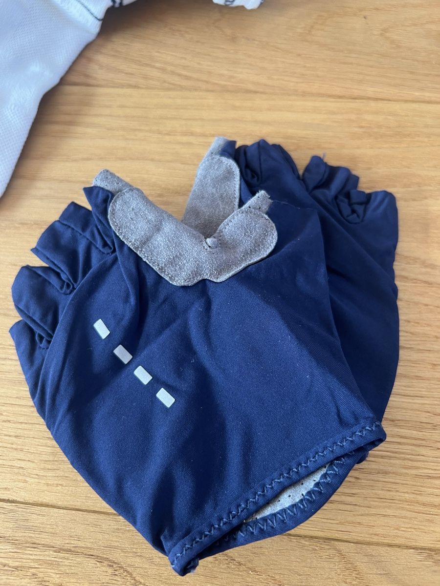 Lotti di vestiti: Radsport Set: Socken & Handschuhe – Usato da Luzern venduto da sydney01. 3