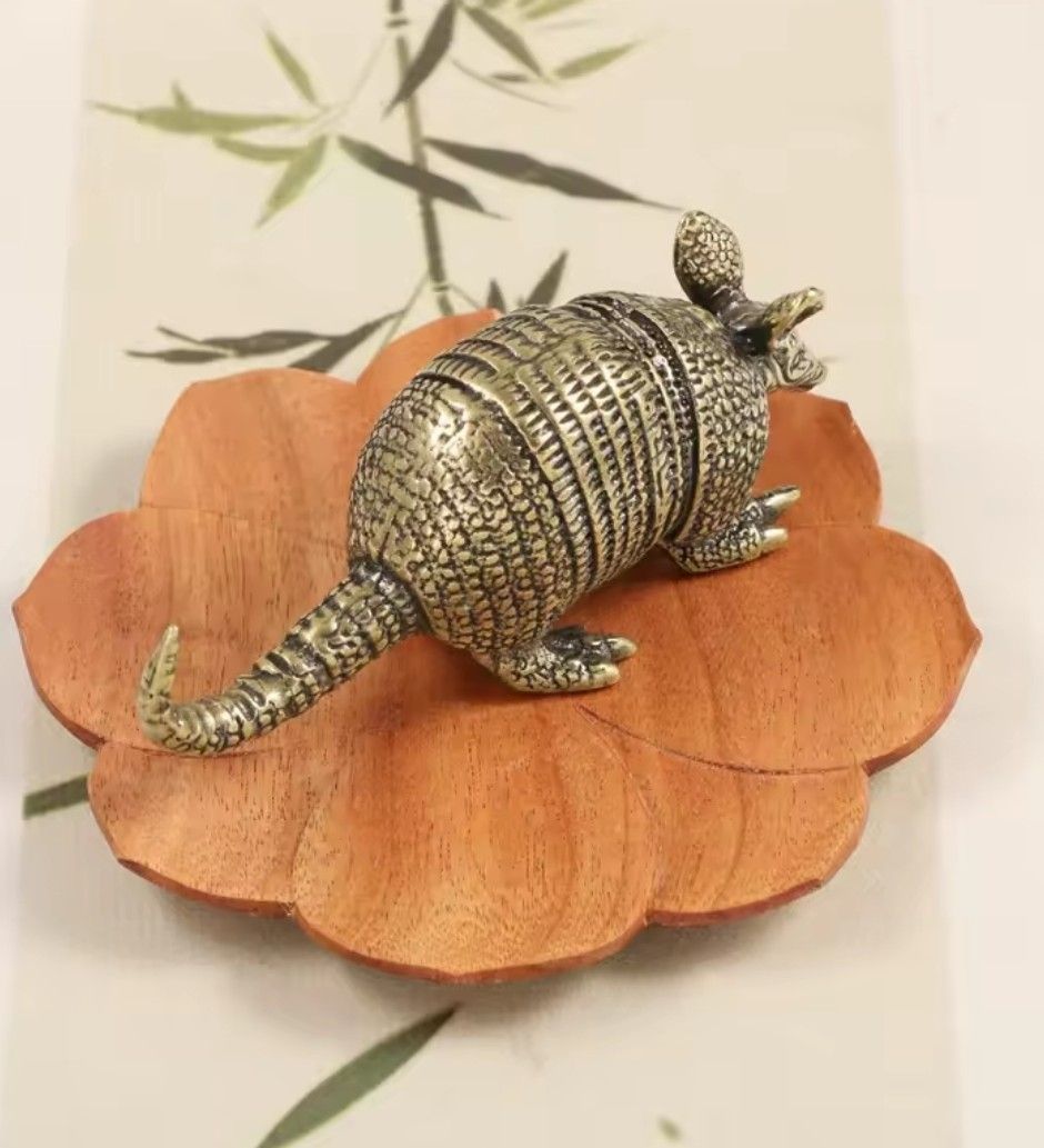 Sculture & Statue: Tatou en bronze – Nuovo e nell'imballaggio originale da Vernier venduto da 19pigments 4