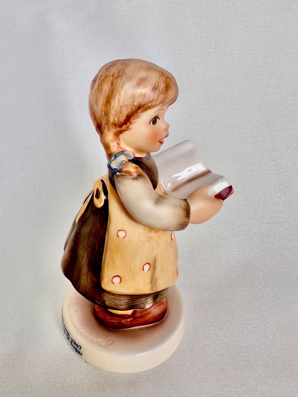Hummel Statuette: Goebel Hummel Figur Mädchen "Fehlt noch was?" mit Plattform – Usato da Steinen venduto da SputnikSweetheart 5