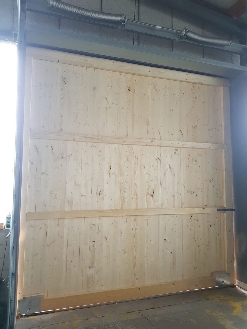 Porte: Holztor mit Rollen Höhe 3.8 Meter / Breite 3.66 Meter – Usato da Zug venduto da Qayqay0 2