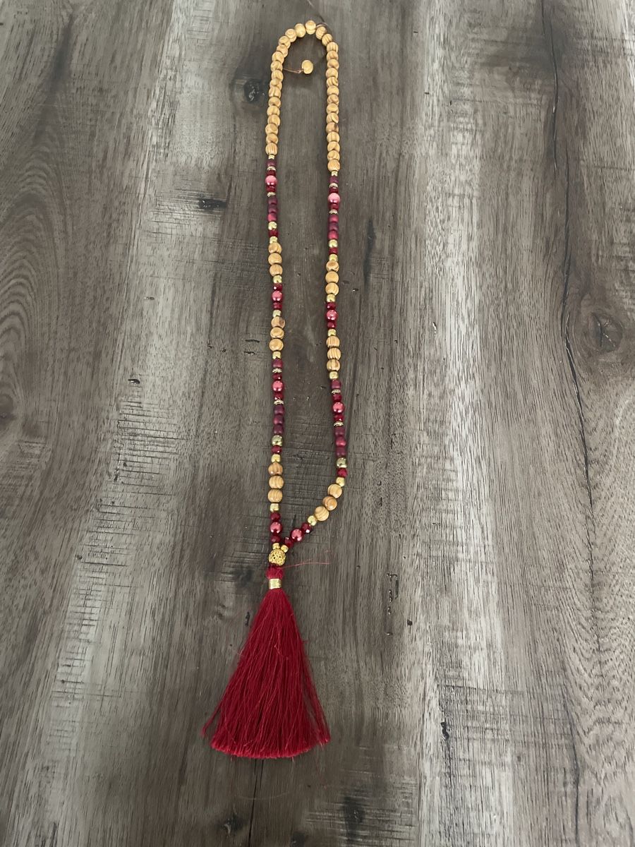 Ketten: Collier élégant avec pompon rouge bordeaux – Gebraucht aus Yverdon-les-Bains von mar_hg5t