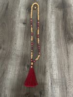 Collier élégant avec pompon rouge bordeaux