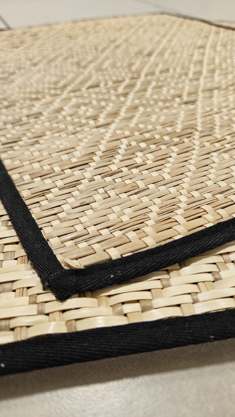 Set di tavolo e panche: 4er Set Tischset 36x46 cm – Usato da Schaan venduto da car_wrv2 4