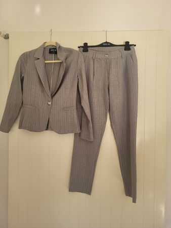 Tailleur grigio gessato, giacca XS pantaloni S