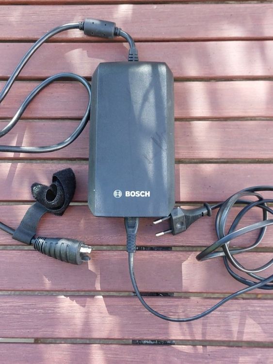 Bosch eBike battery charger 364/230 Kaufen auf Ricardo