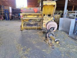 Kleinballenpresse New Holland 940 defekt ersatzteilspender.
