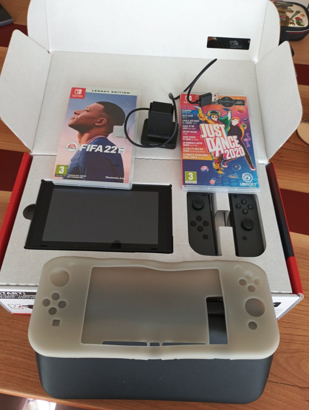 Nintendo Konsolen: Nintendo Switch Bundle +FIFA 22 & Just Dance 2020!+card64gb – Gebraucht aus Luzern von Vitucci01