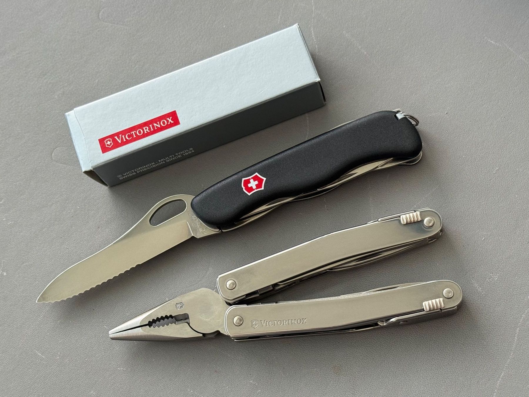 Victorinox Couteaux de poche: Victorinox Swisstool + Trailmaster Neu – Neuf (Voir description) à Busswil TG par Tmomo1
