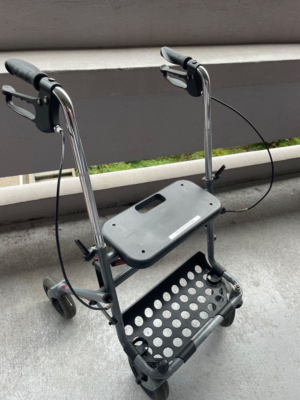 Aides à la marche: déambulateur pliable – D'occasion à Gy par ros_h98s