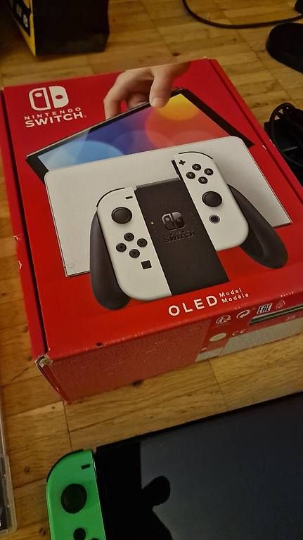 Konsolen: Nintendo Switch OLED + accessoires + 6 jeux + housse – Gebraucht aus Cressier NE von Couleur3 2