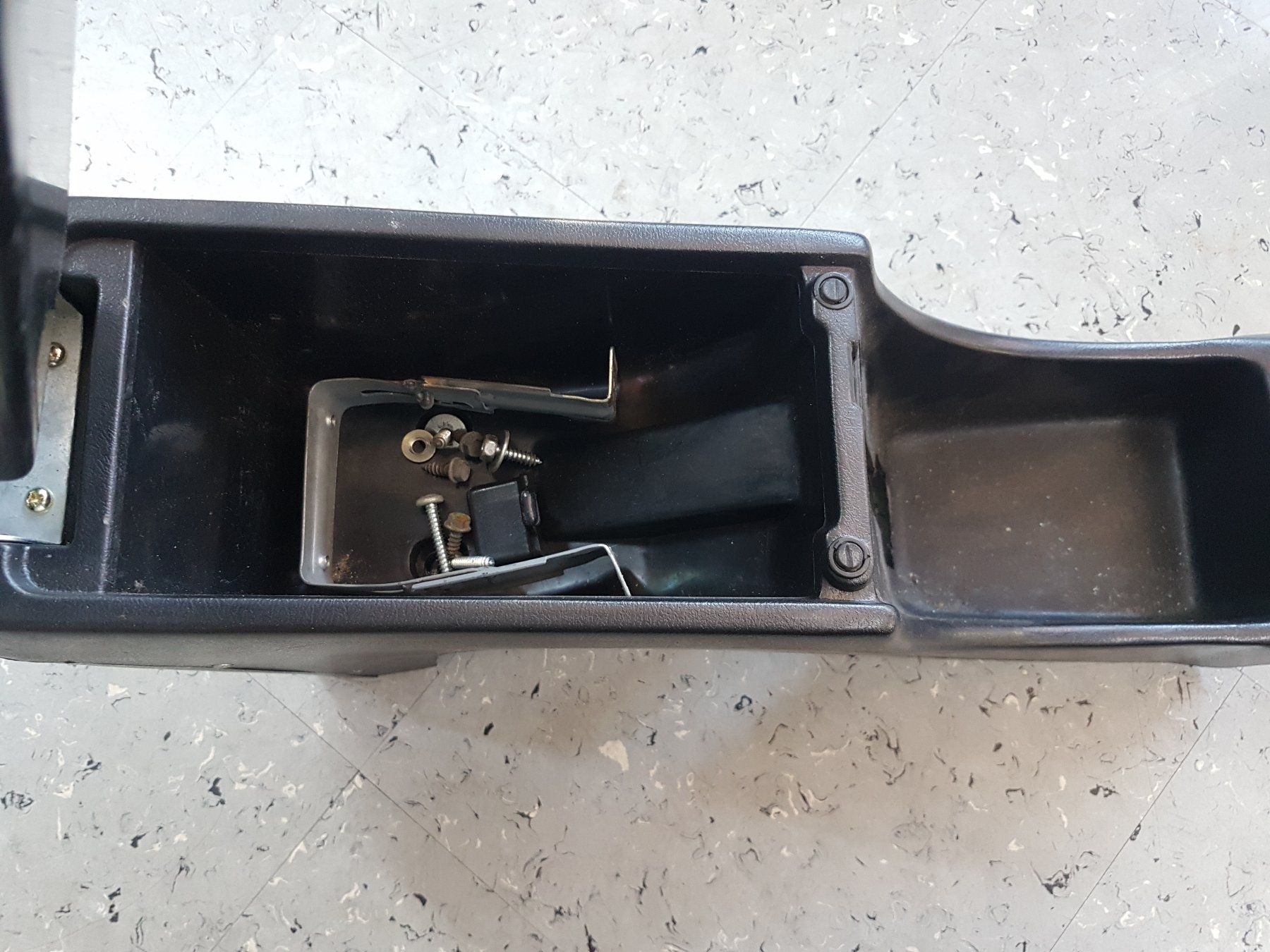 Tutti pezzi di ricambio auto: Auto Mittel Konsole Universal Armlehne – Usato da Oberägeri venduto da 455 5