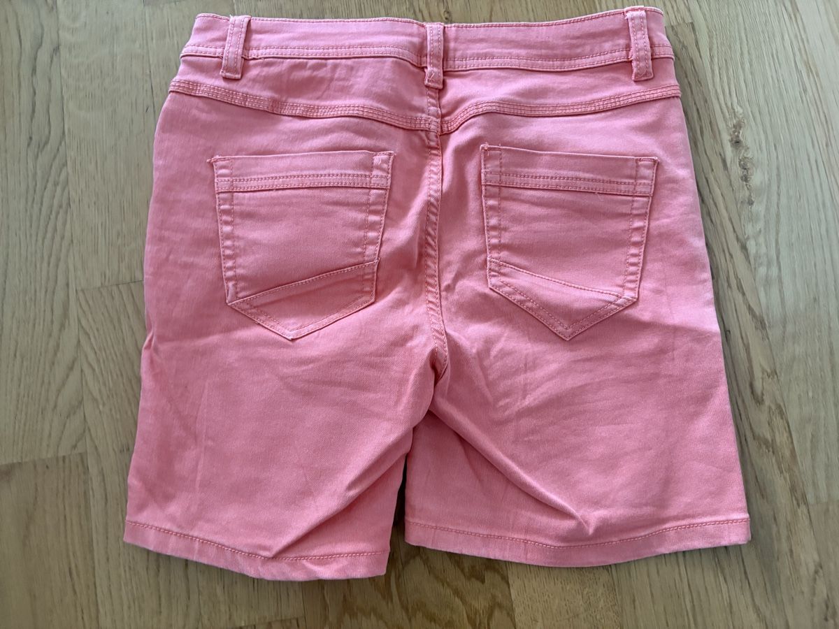 Lotti di vestiti: Shorts & Stoffhose Mädchen / Damen Gr. 34 – Usato da Beromünster venduto da msklef 2