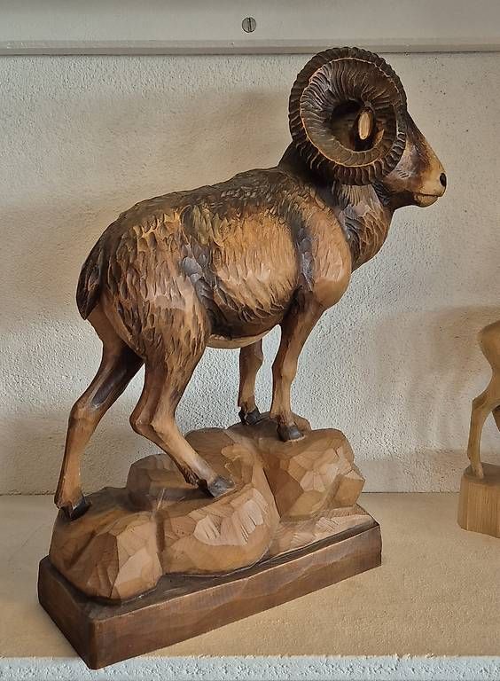 Statuette: Widder Schnitzerei Holzskulptur Sternzeichen – Usato da Uetliburg SG venduto da Stein414