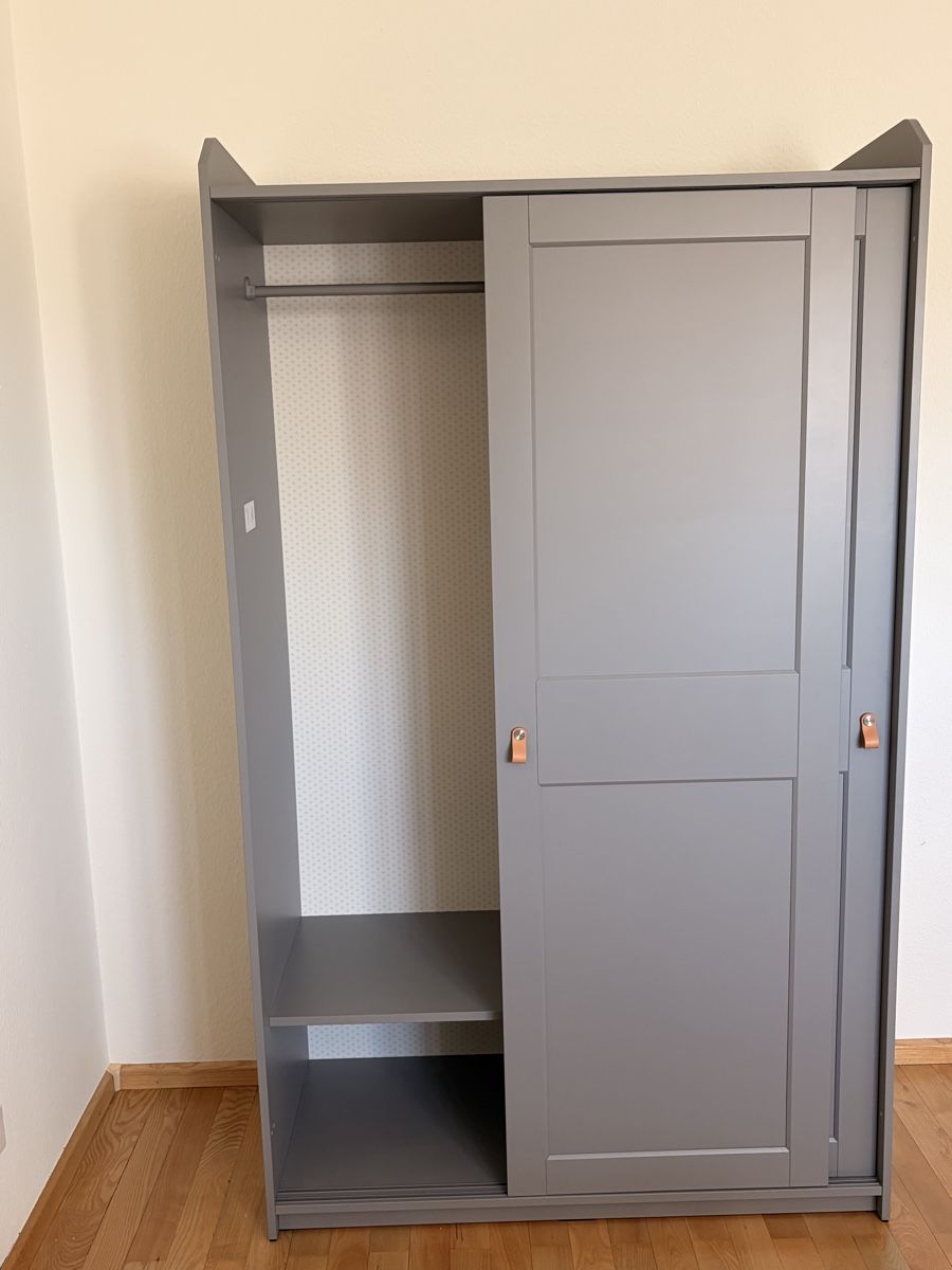 Armadi: Wardrobe grey sliding doors with hanging rail and shelf – Nuovo (secondo la descrizione) da Muttenz venduto da mheimsoth 2