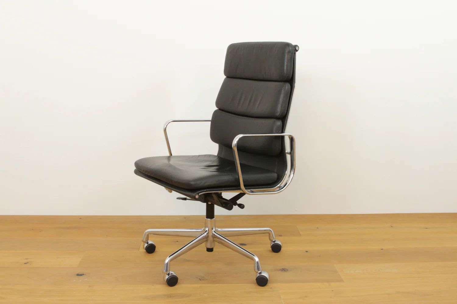 Chaises: Vitra Eames EA 219 Soft Pad Leder schwarz – D'occasion à Affoltern am Albis par Zapro 1