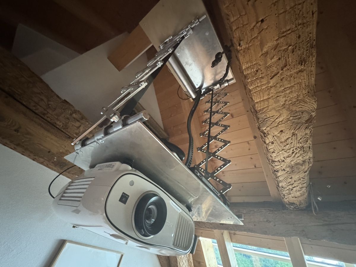 Wandhalterungen: Elektrischer Deckenlift für Beamer – Gebraucht aus Oltingen von dackweiler