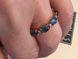 RING 18K GOLD MIT BLAUEN TOPASEN