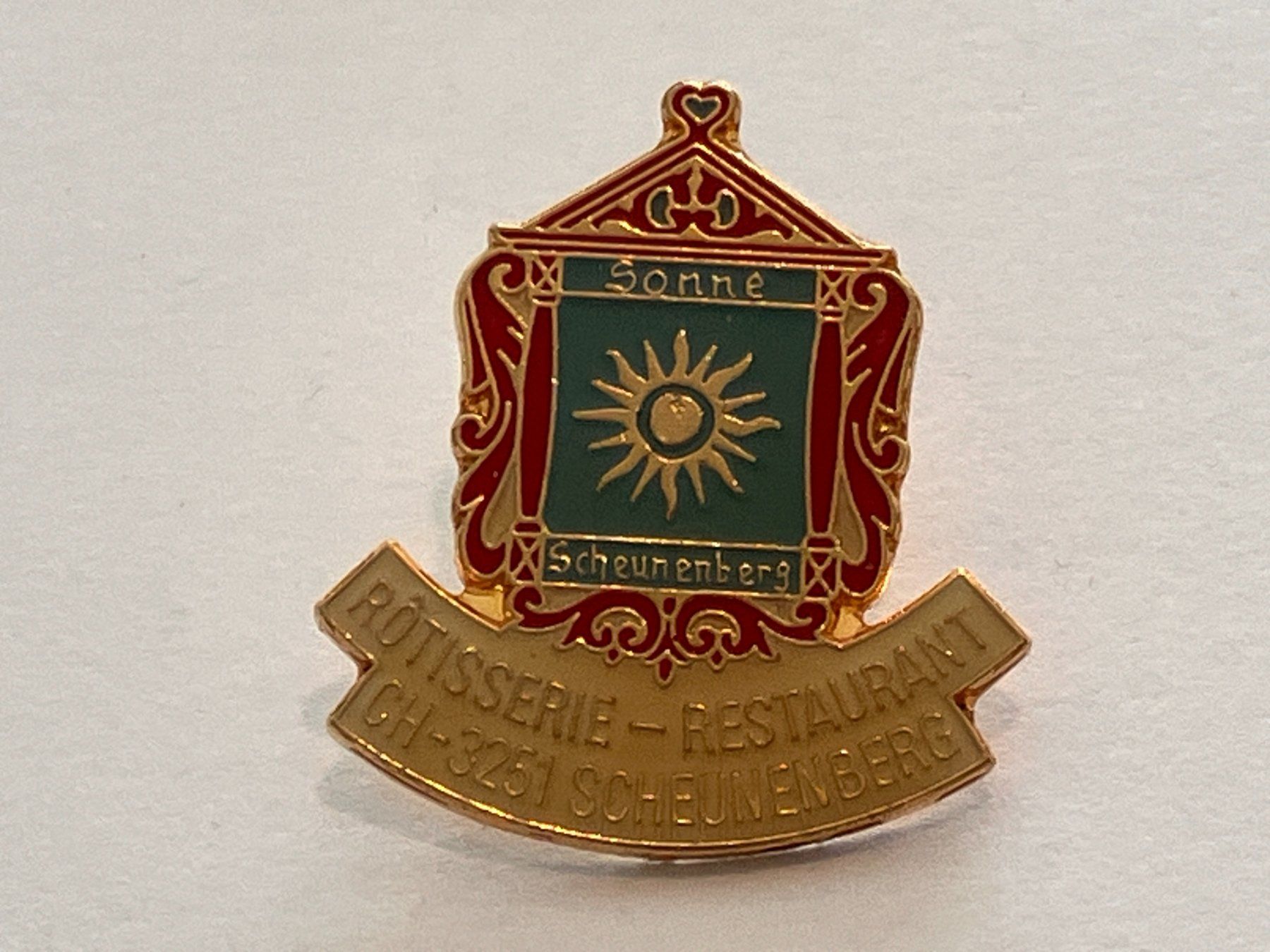 Plaquettes & Badges: 1 Pin Sonne Scheunenberg Rotisserie Restaurant – D'occasion à Basel par djwwpp